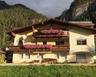 Beautiful vacation apartment for summer and winter in a quiet location - Pettneu Am Arlberg - Gebäude