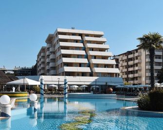 Aparthotel Holiday - Bibione - Pool