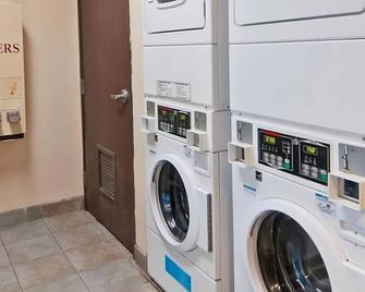 Explore Window Rock Tribal Park & Veterans Memorial! 2 Units! Pets Allowed, Pool - Saint Michaels - Laundry facility