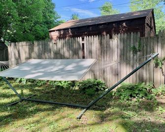 Pet Friendly 1 BR Apartment in Uptown Kingston + Huge Backyard & Full Kitchen - Kingston - Innenhof