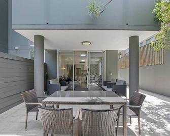'Attiva' A Brisbane Gem with Pool and Private Patio - Brisbane - Restaurant
