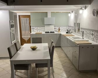 Cosy home in front of Luberon - Caseneuve - Cocina