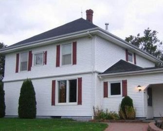 Linden Homestead: Modern Queen Bed B&B suite in Century Farm House - Stanley Bridge - Building