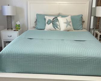 Brown Bunny Bnb — Peaceful Retreat In Palmetto Fl Outdoors Wifi Ac - Palmetto - Schlafzimmer