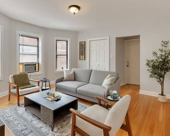 Affordable 1br Apt Near Loyola & Beach - Chicago