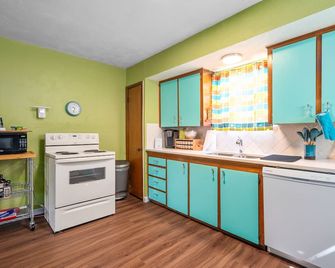 Retro Comes Alive at Bonnevilla - Coleman - Kitchen