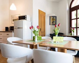 Pension an der Pillnitzer Schlossfähre - דרזדן - חדר אוכל