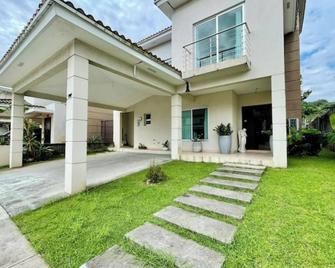 Casa Ubicada en el Mejor P.H De Altos De Panama - Panama - Budynek