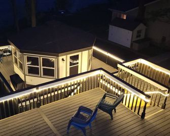 Lakefront house with decks and gazebo, on private Lake Huron beach. - Port Austin - Balcony