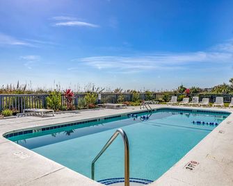 Spacious and newly updated 2nd floor walk-up + Free Attraction Tickets! - North Myrtle Beach - Pool