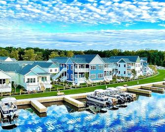Stunning 3-Story Lakehouse in Sylvan Beach, Sleeps 10, WiFi & Walk to the Beach! - Sylvan Beach - Edificio