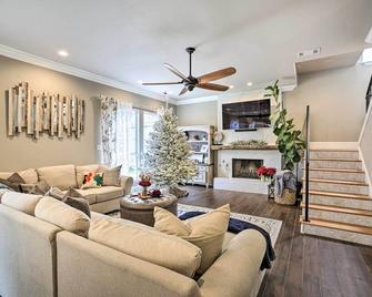 Luxe Home with Yard Near Lake Pontchartrain! - Covington - Living room