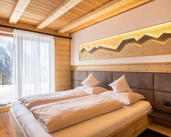 Holiday Home \'Chalet Henne-Hochgruberhof\' in Idyllic Mountain Location with Own Sauna - Mühlwald - Habitación