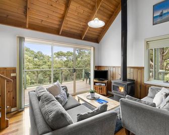 Lorne Bush House Cottages & Eco Retreats - Lorne - Living room