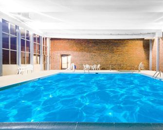Blue Way Inn La Crosse Extended Stay - 拉克羅斯 - 游泳池