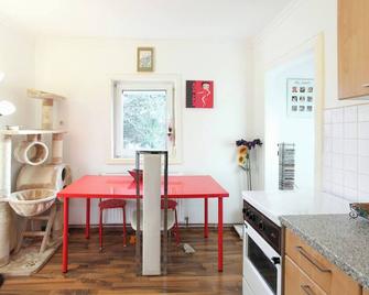 Room in House - Charming Vienna Retreat with Garden Metro Access - Wina - Ruang makan