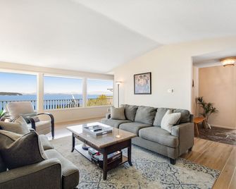 Eagle Eye Retreat - Camano Island - Living room