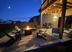 Amazing New 5 bed Home! Back yard Fire pit, Perfect for families,Great location! - Elkhorn - Pátio