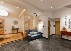 Courtyard Light Luxury Homestay - Fort Smith - Wohnzimmer