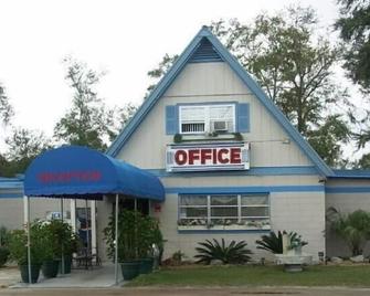 Deerwood Inn & Madison Campground - Madison - Gebouw