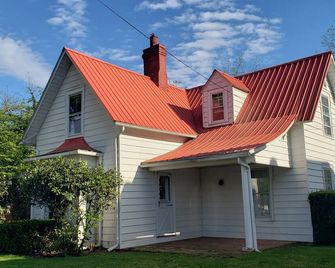Fishing, boating, relaxing in Ravenswood WV deck/firepit, Sand Creek/Ohio River - Ravenswood - Bâtiment