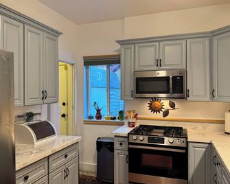 Historic city center craftsman: remodeled bathroom, patio, garden, full kitchen - San Diego - Mutfak