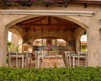 Hotel Kiklamino - Kalamaki - Innenhof