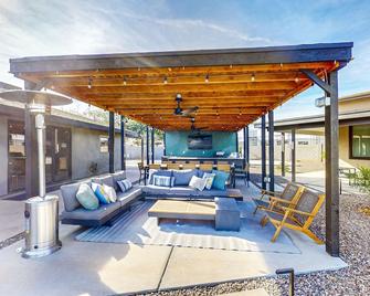 Charming Chandler retreat with pool, guest house & fun! - Chandler - Innenhof