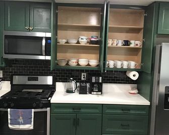 Spacious 4-bedroom house with AC, fitness equipment in wonderful Lakeside - Lakeside - Kitchen