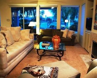 Pond View Villa @ Desert Princess Country Club & Golf Resort - Cathedral City - Living room