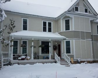 Oaklawn Inn - Menomonie - Building