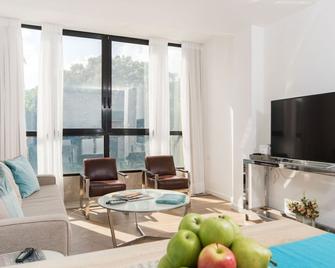 Hayarkon 185 North · Luxury In Super Location Access To Rooftop W/ View - Ashkelon - Вітальня