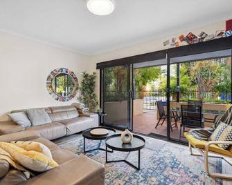 Spacious 3-Level Townhouse with Pool in Northbridge - Perth - Living room
