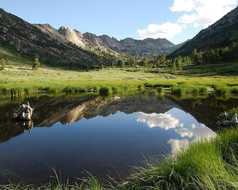 Awe-Inspiring Holiday Spot! Two Cozy And Clean Units, Parking, Pool - Elko
