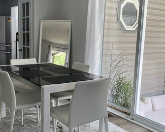 Suburban Oasis with Pool, Jacuzzi, Infrared Sauna & Gym! - Brantford - Dining room