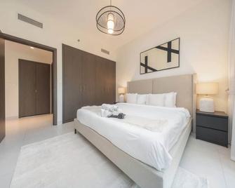 StayShort - 1 Bedroom in Creek Harbour Sleeps 4 with Balcony - Garhoud - Bedroom