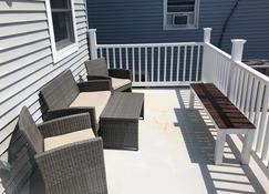 Adorable 2br Condo On Long Beach Island (Lbi) In Ship Bottom. Beach Block! - Ship Bottom - Balcony