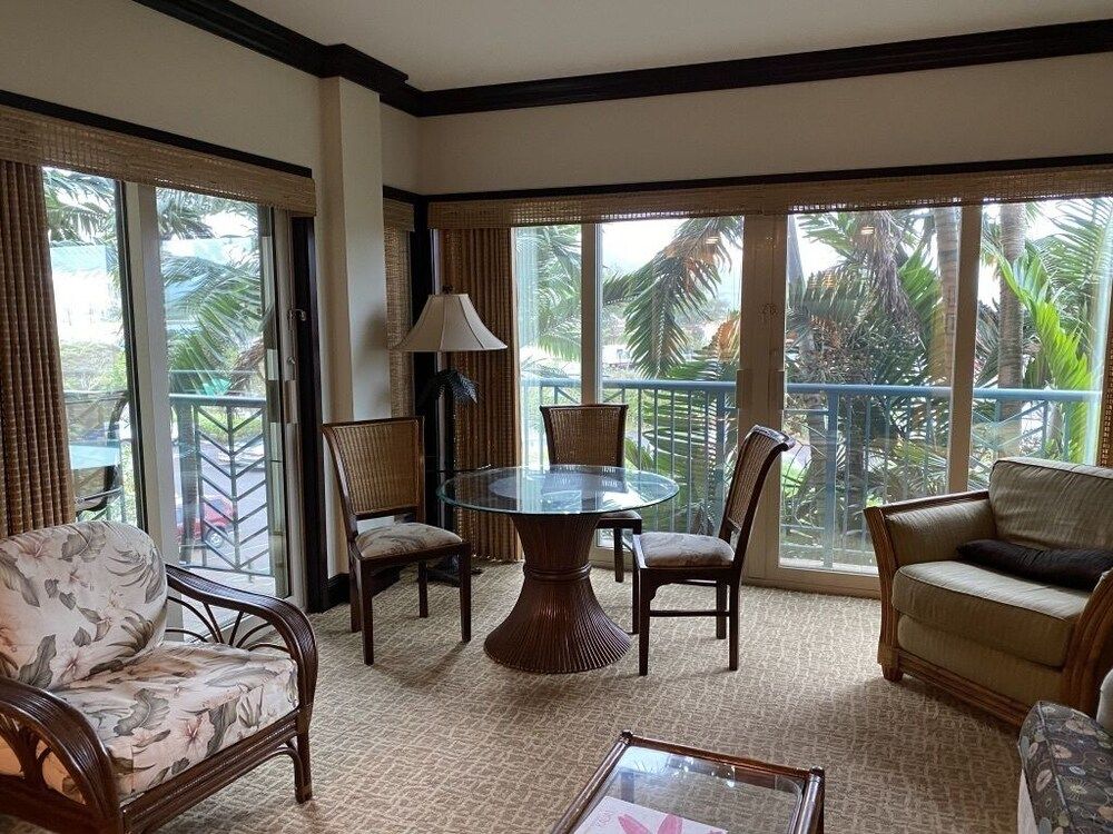 2 Bedroom 3 bath in Waipouli Deluxe oceanfront condominium Resort - Kapaa - Salon