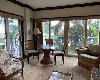 2 Bedroom 3 bath in Waipouli Deluxe oceanfront condominium Resort - Kapaa - Salon