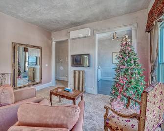 Welcome to the HJP Suite at the Historic Palace Hotel Condo's! - Salida - Living room