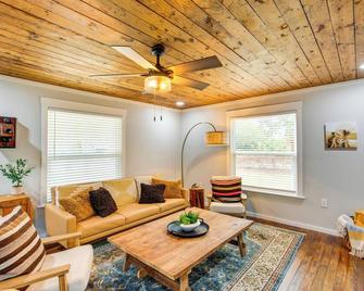 Lindale Vacation Rental w/ Deck & Grill! - Lindale