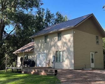 Sweet Retreat Main Floor 2 bedroom, 1 bathroom, Kitchen,Dining Room,Living Room+ - Luverne - Building