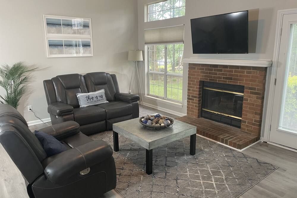 Minutes from UNCC, this pristine, single-level home is perfect for family fun! - Charlotte - Living room