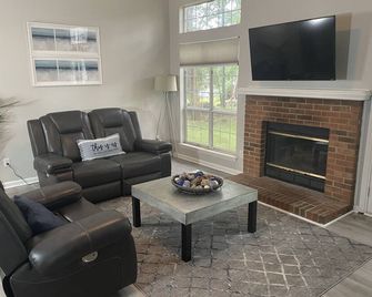 Minutes from UNCC, this pristine, single-level home is perfect for family fun! - Charlotte - Wohnzimmer