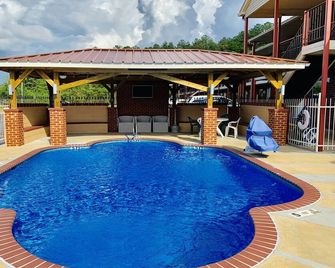 Econo Lodge Selmer - Selmer - Piscina
