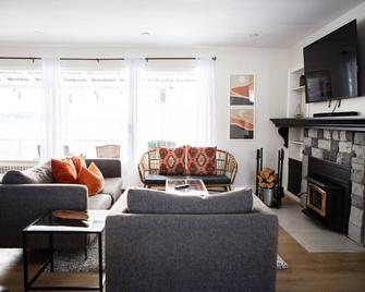 Desirable Lakefront 3BR w/Fireplace & Games Room - Sundridge - Living room