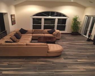 Luxurious 4 Bedroom Oceanside house with pool - Sandys - Living room