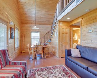 Lakefront Columbia Cabin with Porch and Shared Dock - Columbia - Living room