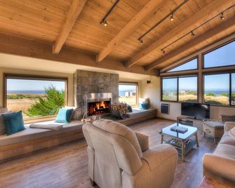 Spacious living area opens to beautiful ocean views - The Sea Ranch - Sala de estar