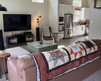 Wyldwood Retreat - Cedar Creek - Sala de estar